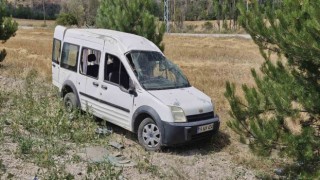 Kontrolden çıkan araç tarlaya uçtu: 2si çocuk 7 yaralı
