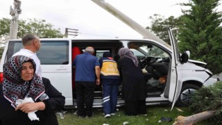 Kontrolden çıkan minibüs aydınlatma direğine çarptı: 2 yaralı