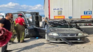 Kontrolden çıkan otomobil tırın altına girdi: 2 ölü