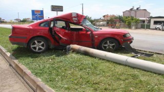 Konyada otomobil aydınlatma direğine çarptı: 2 yaralı