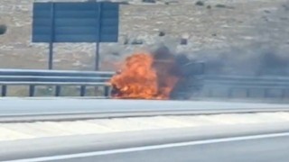 Konyada seyir halindeki otomobil alev topuna döndü