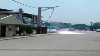 Kopan elektrik kablosu mahalleliyi sokağa döktü