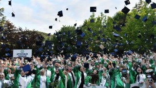 KOSTÜ fakülte bazında ilk mezunlarını verirken, gençler son dersini Mütevelli Heyet Başkanı Emiroğludan aldı