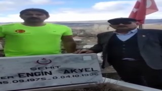 Köy köy gezdi: Şehit kabirlerinin başında İstiklal Marşını okudu