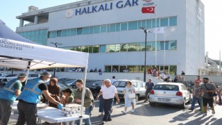 Küçükçekmece Belediye Başkanı Kemal Çebi vatandaşlara aşure ikramında bulundu