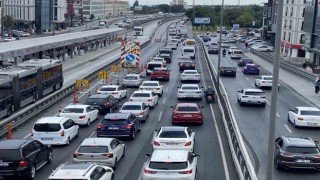 Küçükçekmecede İBBnin yol çalışması trafik çilesine döndü