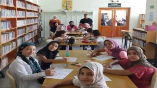 Kuran Kursu öğrencileri kütüphanede
