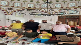 Kuran kursu öğrencilerine kebap dağıtıldı