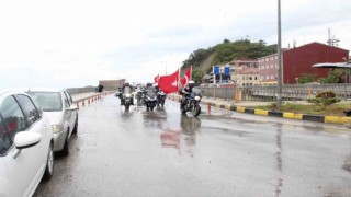 Kurtuluş Savaşında cephanenin taşındığı İstiklal Yolunu motorla geçiyorlar