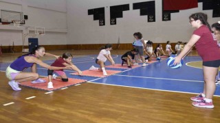 Kuşadasında çocuklar yaz spor okuluyla tatili keyifli geçiriyor