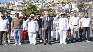 Kuşadasında deniz şehitleri anısına Körfeze çelenk bıraktı