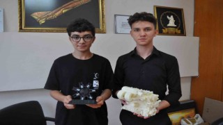 Liseli öğrenciler eğitimlerde gösterilmesi amacıyla motor prototipleri yaptı