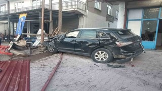 Malatyada U dönüşü sırasında çarpışan iki araç traktöre çarptı: 4 yaralı