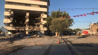 Malatyada yıkımı yapılan bina saniyeler içinde yerle bir oldu