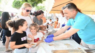 Manavgat Belediyesi 5 bin kase aşure dağıttı