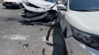 Manavgatta iki otomobil çarpıştı: 1 yaralı