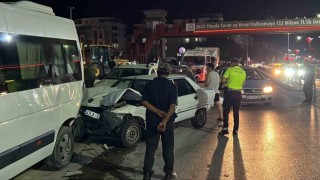 Manisada 4 araçlı zincirleme trafik kazası: 9 yaralı