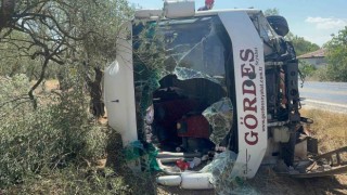 Manisada kamyonet otobüsle çarpıştı: 10 yaralı