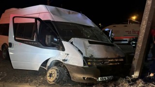Mardinde minibüs aydınlatma direğine çarptı: 1 yaralı