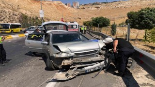 Mardinde otomobil demir bariyerlere çarptı: 6 yaralı