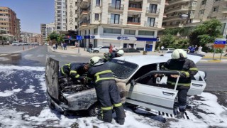 Mardinde seyir halindeki otomobil yandı