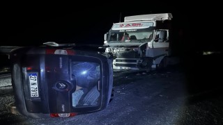 Mardinde tır ile hafif ticari araç çarpıştı: 2 yaralı