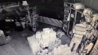 Marketten poşet poşet hırsızlık: Hırsızlık anı kamerada