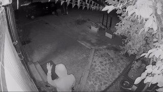 Maskeli şüpheliler 3 dükkanın camları taşla kırdı