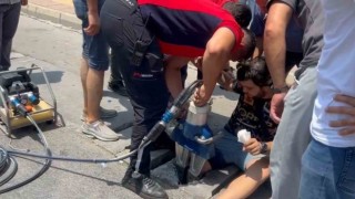 Mersinde bacağı mazgala sıkışan genci itfaiye kurtardı