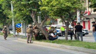 Mersinde karakol önünde havaya ateş açan şahsı özel harekat polisi vurdu