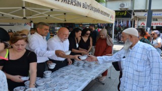 Mersin'de Mobil Araçlarla 25 Bin Kap Aşure Dağıtıldı