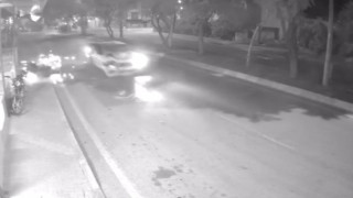 Mersinde otomobil motosiklete çarptı, sürücü takla atarak metrelerce sürüklendi