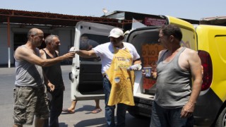 Mersinde sıcak havada vatandaşlara limonata ikramı