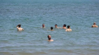 Mersinde vatandaşlar serinlemek için deniz ve gölgelere akın ediyor