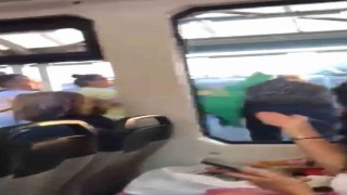 Metroda yer verme kavgası kamerada