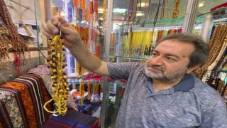 Milyon yıllık taşlardan yapılan kehribar kolyeler 2 bin liraya kadar alıcı buluyor