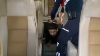 Minibüsün gizli bölmesinde 1 FETÖ üyesi ve 12 kaçak göçmen yakalandı