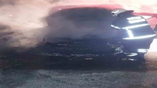 Motor kısmı yanan araçta maddi hasar oluştu
