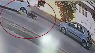 Motosiklet sürücüsünün ölümle burun buruna geldiği anlar kamerada