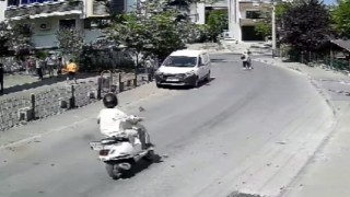 Motosiklet yayalara çarptı: 3 yaralı