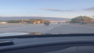 Motosiklete tutunan patenli genç ölüme meydan okudu