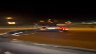 Motosikletin arkasında yatarak ilerledi, ölüme meydan okudu