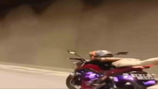 Motosikletin üzerine uzanarak seyretti