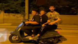 Motosiklette 2si çocuk 3 kişinin tehlikeli yolculuğu kamerada