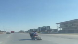 Motosiklette tekerlekli valizle tehlikeli yolculuk