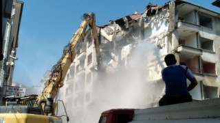 Mudanyada yıkılan binalar nedeniyle trafik kontrollü sağlanıyor
