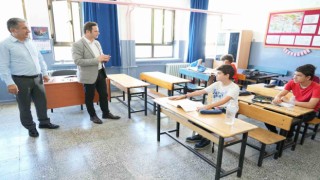 Müdür Çay, yaz kurslarında incelemelerde bulundu