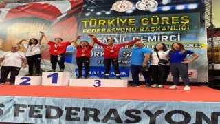 Muğlalı kızlardan güreşte üç derece