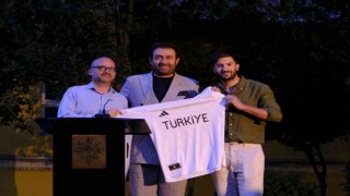 Murat Aksudan başkonsolos Gauvine anlamlı hediye