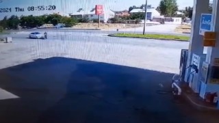 Muşta feci kaza: Otomobilin çarptığı baba ve oğul metrelerce savruldu